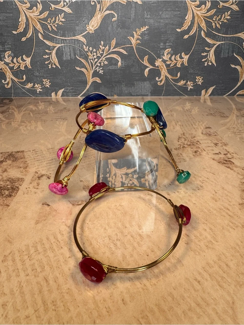 Set of 4 Gold Tone Wire Beaded Bracelets Pink Magenta Blue Green C53